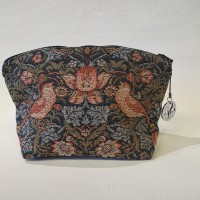 Косметичка гобеленова "Земляни́чный вор"